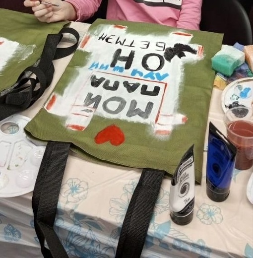 Волонтеры научили детей из многодетных семей расписывать сумки-шопперы в подарок папам

22 февраля в..