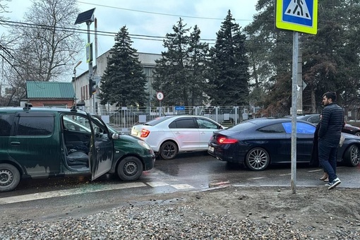 6.03.2024 двигаясь по Ул. Колхозной, в сторону 40 лет победы, на пешеходном переходе, с полосы встречного движения,..