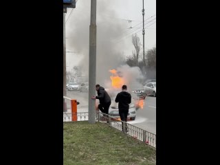 Эффектные кадры загоревшейся иномарки на проспекте Нагибина. По словам очевидцев, у машины «внезапно..