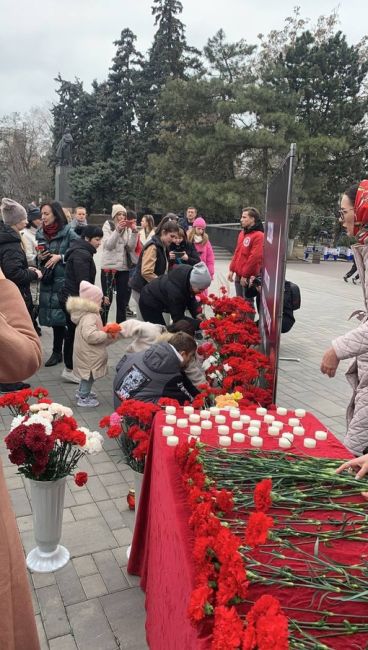 В Ростове у входа в парк Горького власти организовали мемориал погибшим в результате теракта в подмосковном..