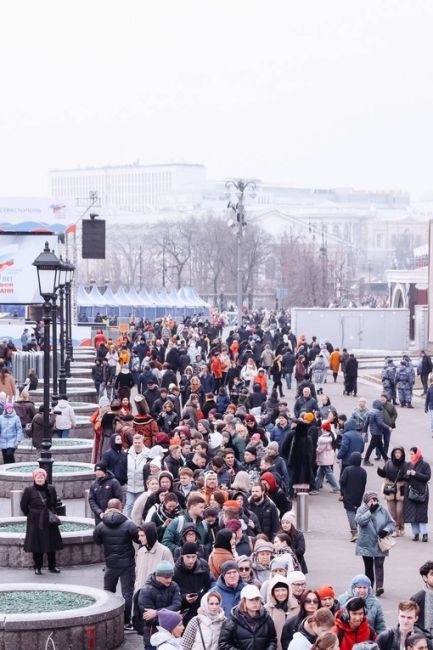 На Площади Революции образовалась большая очередь за бесплатными..