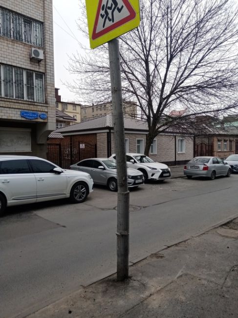 Ростовчанин просит заменить столб улице Петровская, 34. По словам нашего читателя, конструкция проржавела и..