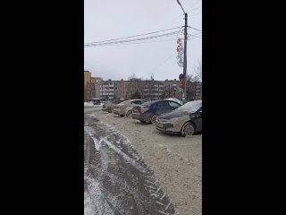 На Бору трактор завалил снегом прохожих и припаркованные автомобили
..