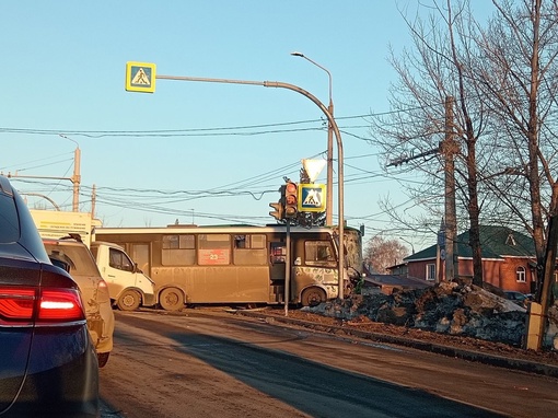 На перекрестке улиц Чайковского и Куйбышева столкнулись три транспортных средства, средни них — автобус

В..