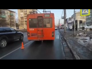 На Веденяпина троллейбус сбил ребенка.

Девочка переходила дорогу по нерегулируемому пешеходному переходу..