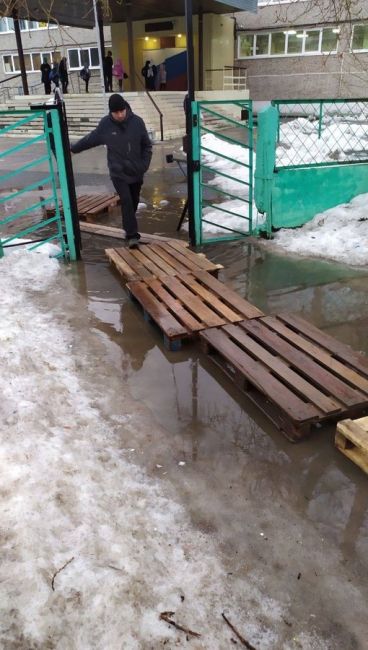 Главное желание учить: вот так дети в Закамске пробираются в..