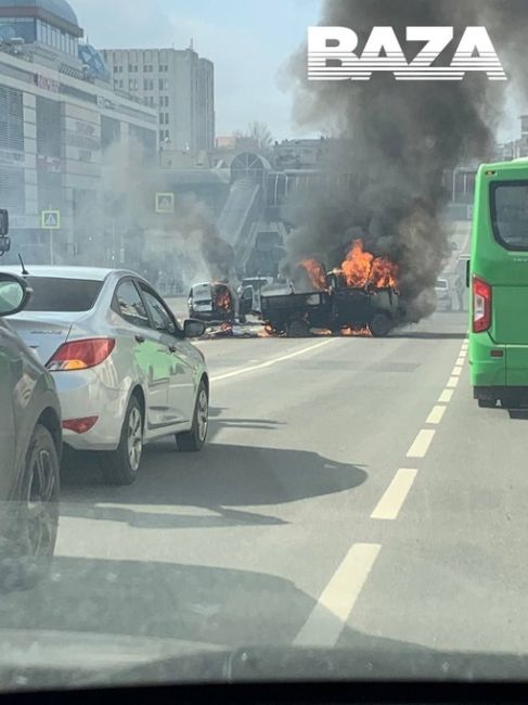 Автобус протаранил несколько машин и врезался в другой автобус в центре Курска. От удара в одном из..