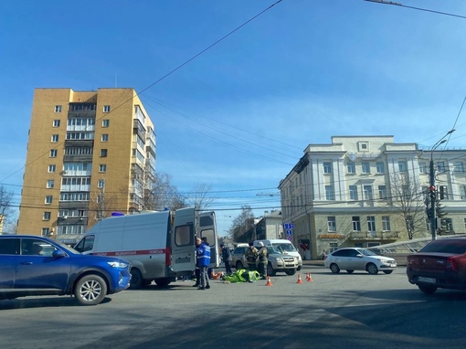 Мотосезон начался, на площади Лядова мотоциклист влетел под авто.
..