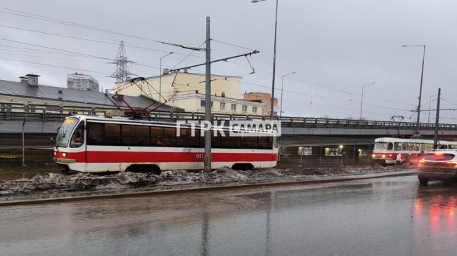 В Самаре из-за потопа встало движение трамваев 

Пассажиры были вынуждены выбирать альтернативные..