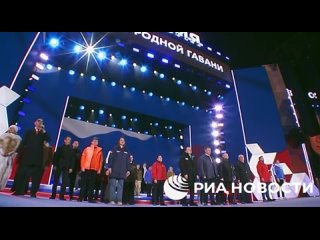 🇷🇺 Путин вместе с участниками концерта на Красной площади спел гимн..