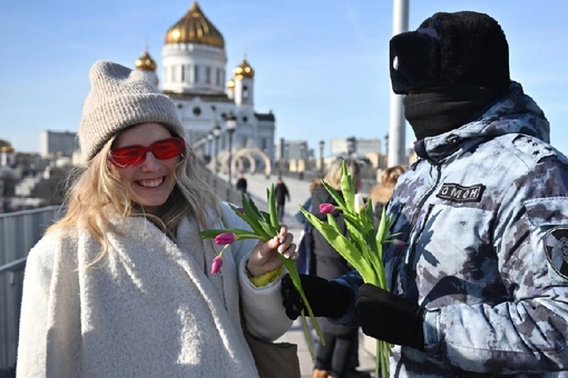 Фото дня: ОМОНовцы в балаклавах сегодня раздавали цветы девушкам в центре Москвы. Так стеснительные..