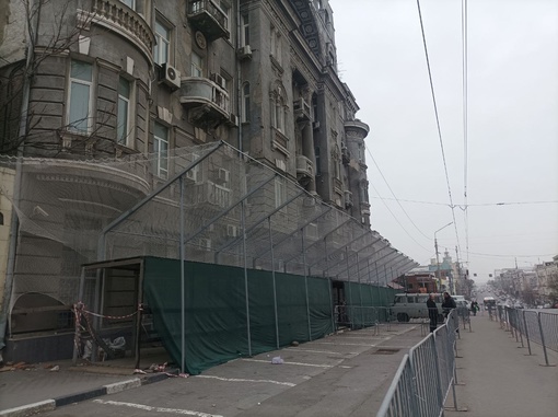 В Ростове у отдела полиции №4 по Ленинскому району, где ранее обвалился фасад здания и повредил..