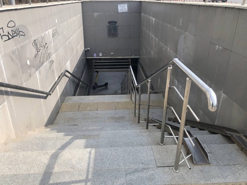 К вопросу о подземных пешеходных переходах в Краснодаре. Съехать вниз у человека удалось, а поднять наверх..