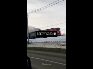 Жителей Казани напугал огромный столб чёрного едкого дыма со стороны Кировской дамбы. Видео с места..