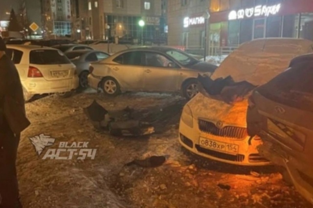 В Новосибирске пьяный водитель протаранил четыре машины на парковке.

По словам очевидцев, пьяный водитель,..