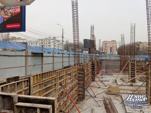 В Ростове начали строить ТЦ вместо фонтана на площади Ленина. Называться он будет символично - «Магазин с..