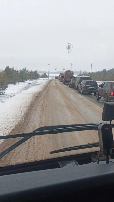 ‼️В Пермском крае автоинспекторы помогли вытащить фуру, провалившуюся на дороге

На 24 км автодороги..