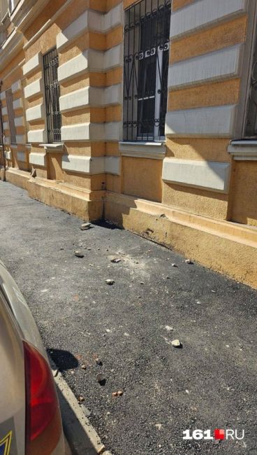 Ростовчанка предупреждает об опасности у дома на улице Обороны, 51 — прямо на тротуар падают куски фасада...