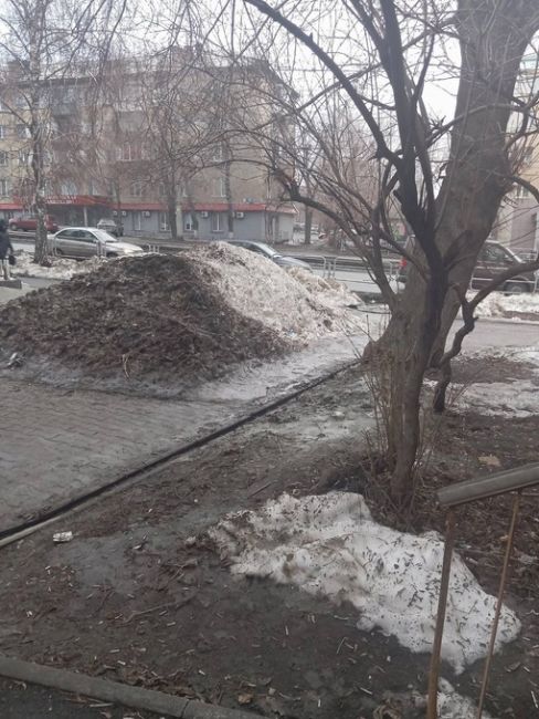 Горожане жалуются на кучи снега во дворах 

«Каслинская, 44. Вот так выглядит наш путь от подъездов к тротуару...