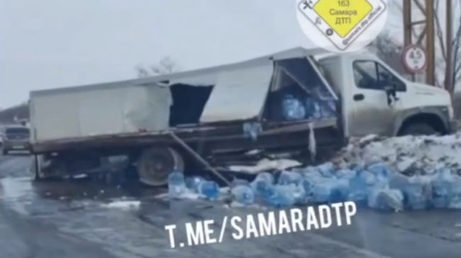 Под Самарой дорогу завалило бутылками с водой 

Подробности ДТП с грузовиками

Под Самарой 5 марта произошло..