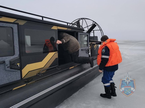 На льду Ладожского озера в районе деревни Кобона пожилой мужчина рыбачил, собрался домой, но заблудился.
..