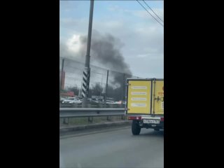 На парковке у ТЦ «Мега» внезапно сгорела машина. Что стало причиной возгорания пока..