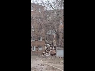 По развалинам рухнувшего дома на улице Нариманова свободно "шастают" подростки.

При этом бывшим жильцам..