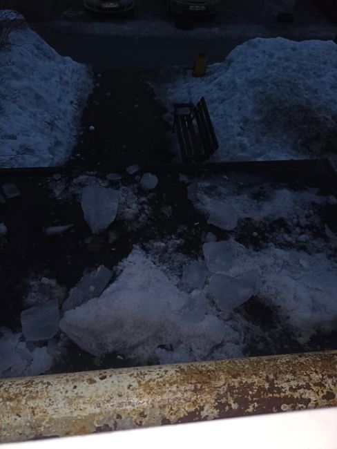 На Богдана Хмельницкого, 54 вчера обвалился лед с крыши. Хорошо, что..