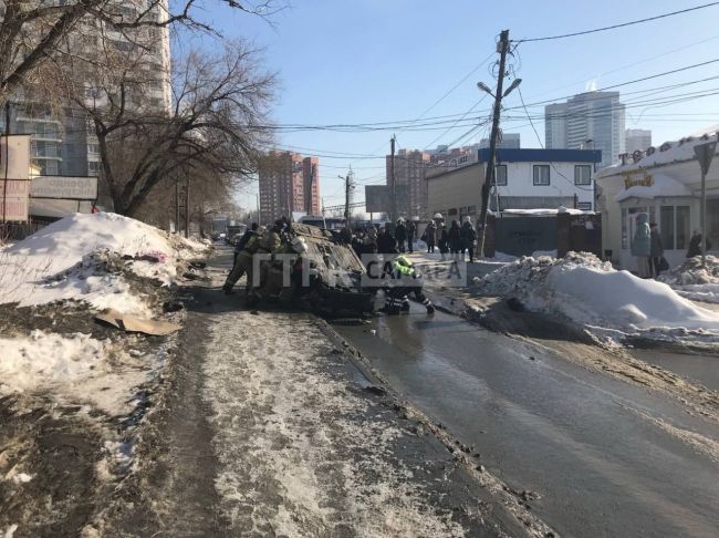 Лег на крышу: в Самаре Hyundai перевернулся на улице Потапова 

Публикуем кадры с места аварии

В Самаре..