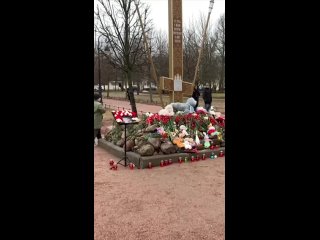 🕯️Стихийный мемориал возник и в Пушкине

Горожане весь день приносят к кресту цветы, игрушки и..