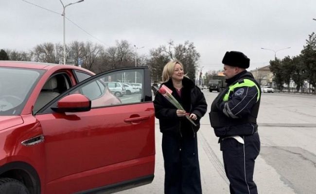 Полицейские Новочеркасска поздравили женщин-водителей с наступающим 8 марта 

Инспекторы останавливали дам..