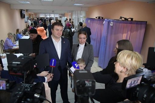 Губернатор Омской области уже проголосовал! А вы? 
 
Виталий Хоценко вместе с семьей принял участие в выборах..
