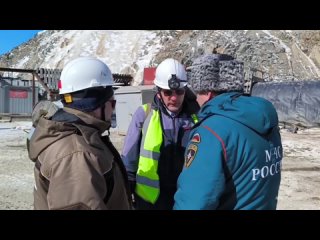 В Амурской области уже неделю пытаются спасти 13 шахтеров, однако сегодня разведка на руднике "Пионер" пришла..