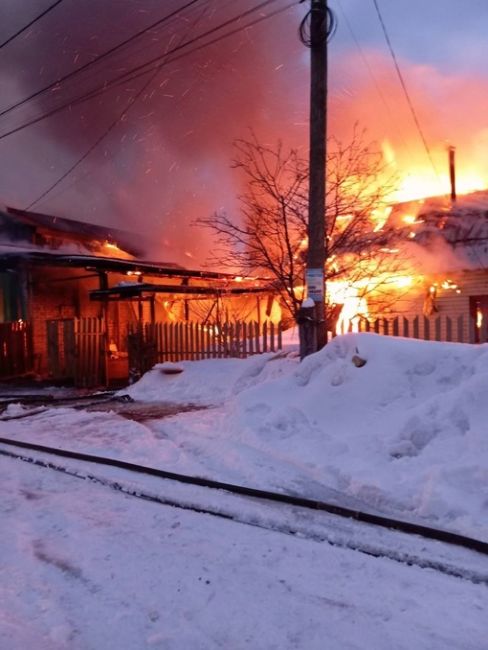 🔥 В Березниках сегодня вечером на улице Лазарева произошел крупный пожар. Огнем уничтожены два дома. К..