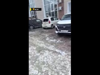 Вчера  на улице Крылова, 20 местная жительница за рулем красного кроссовера Hyundai Creta врезалась в, по меньшей..