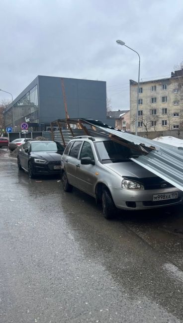 В ЖК Гулливер ветер уронил забор на припаркованные машины..