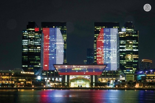 В Дубае на зданиях появились огромные российские триколоры в память о погибших в теракте в..