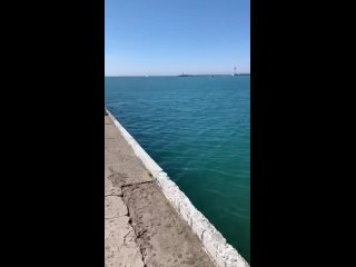 🏖 Центральный пляж Сочи готовится к новому сезона. 

Водолазы традиционно обследуют дно моря в целях..