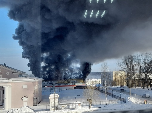 ⚡Крупный пожар на торговой точке в Александровске. В здании находится несколько магазинов.
________
Добавлено:..