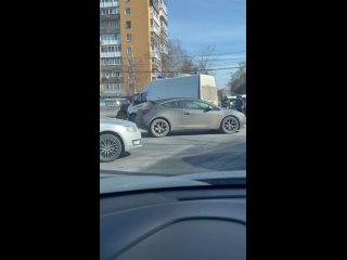 Мотосезон начался, на площади Лядова мотоциклист влетел под авто.
..