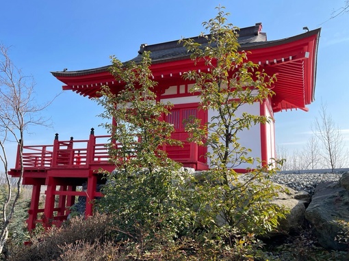 Храм Какэдзукури-но-Мидо хорош со всех сторон, в Японском..