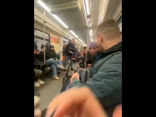 В московском метро мужчина попросил молодежь вести себя потише — в ответ был послан

Парни предложили выйти..