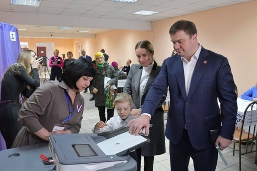 Губернатор Омской области уже проголосовал! А вы? 
 
Виталий Хоценко вместе с семьей принял участие в выборах..