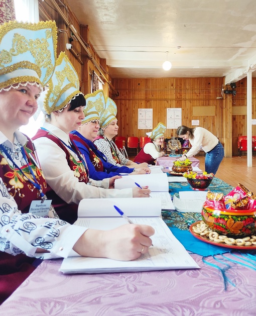 Кокошники, баранки, самовар – на выборах в Воскресенском округе своя атмосфера

Члены участковой..