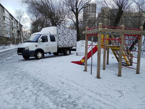 От подписчика:

«Вот такие водители паркуются на детской площадке, прямо на песочнице!! Грузинская..