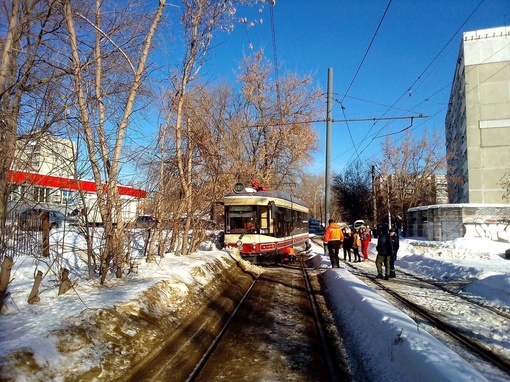 Не повезло Нижегородскому ретро-трамваю — он сошел с рельсов.

К счастью, никто из пассажиров не пострадал, а..