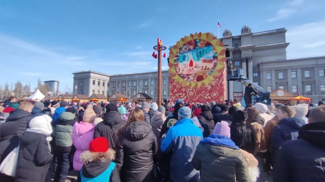 Масленица 17 марта: тысячи самарцев провожают зиму на пл. Куйбышева 

Подробный репортаж корреспондента tvsamara..