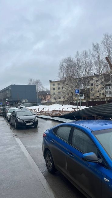 Сегодня днем в районе ЖК «Гулливер» сильный ветер повалил забор на..