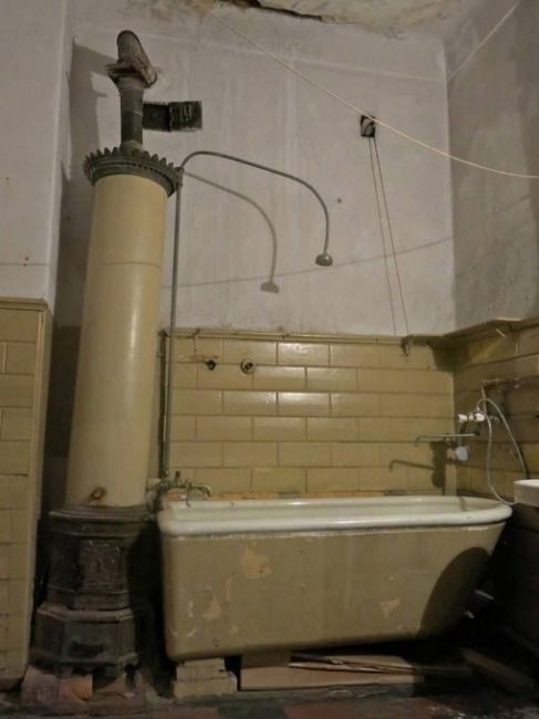 Старая душевая в ванной петербургской коммуналки. Вот он — настоящий..
