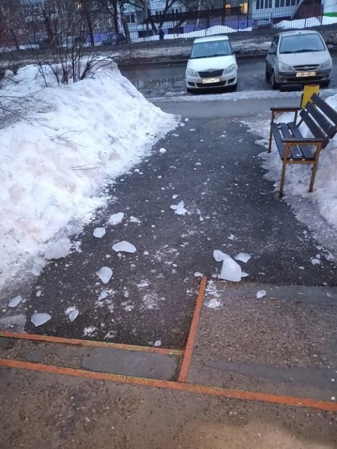 На Богдана Хмельницкого, 54 вчера обвалился лед с крыши. Хорошо, что..